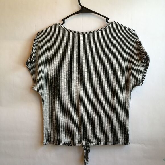 CAUTION TO THE WIND TIE FRONT CROP TOP - Picture 2 of 6